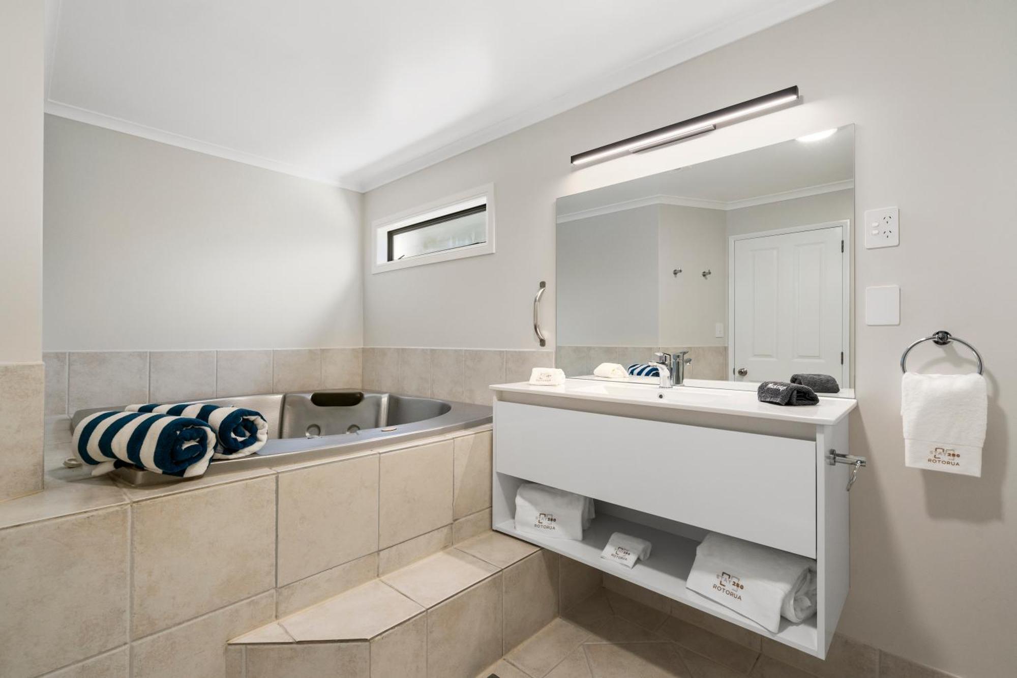 Stay 284 Rotorua - Refurbished Modern Accommodation Ngoại thất bức ảnh